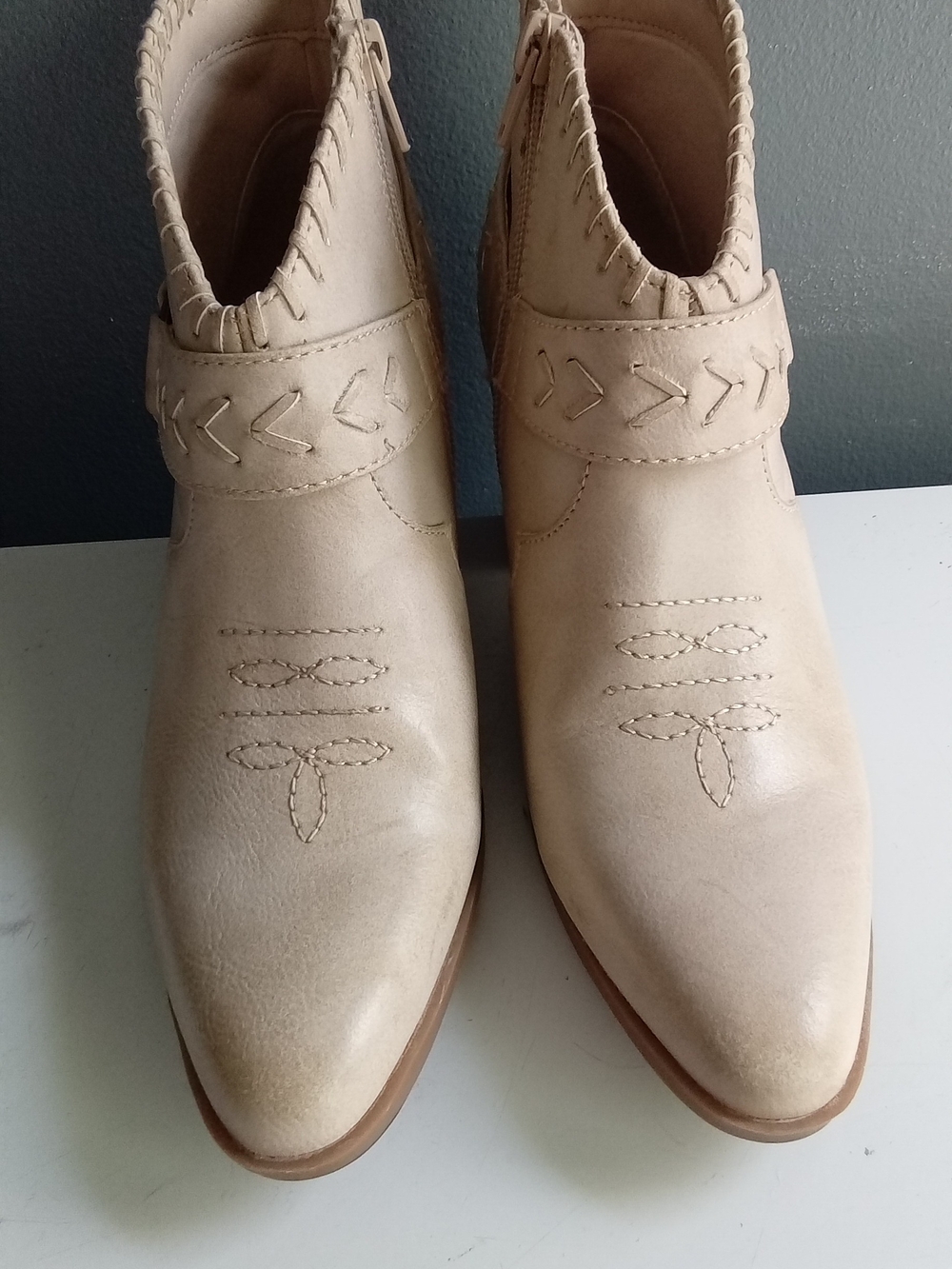 Frye and Co. Beige Leather Western Ankle Boots Whipstitch Harness Pointed Toe